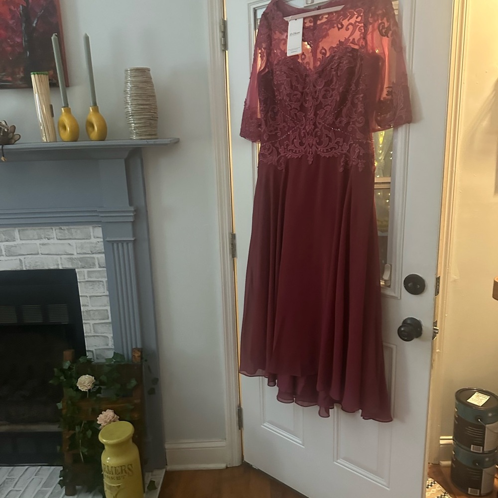 Elegant Burgundy Lace Evening Dress
